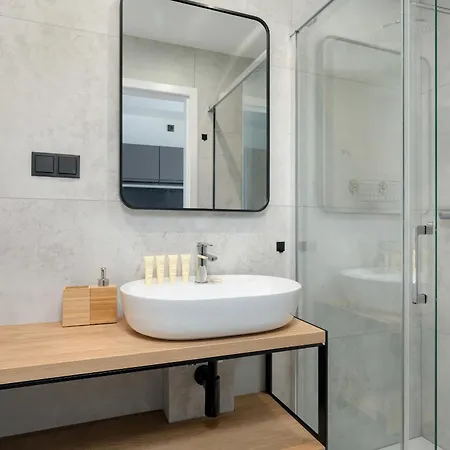 Apartment Klimatyzowane Studio Na Placu Wolnosci W Poznaniu By Renters